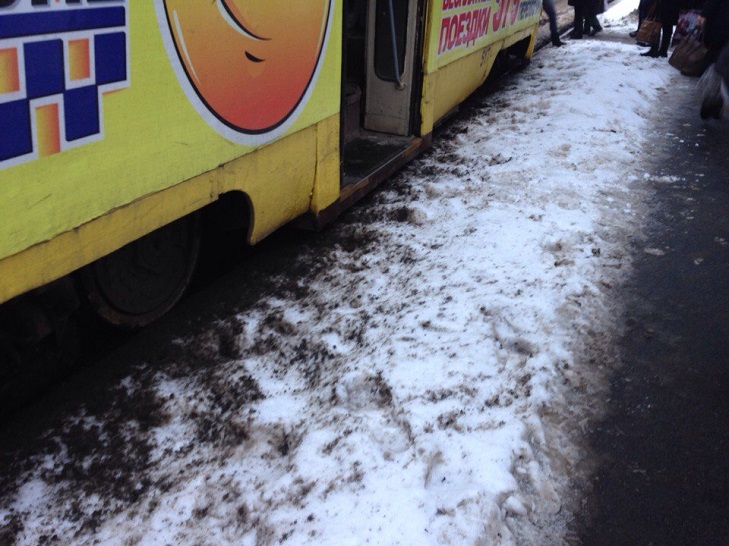 На Салтівці стався "трамвайний дрифт": рух транспорту ускладнений (ФОТО) - фото 1