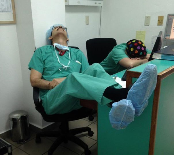 Як лікарі з усього світу сплять на робочому місці - фото 2