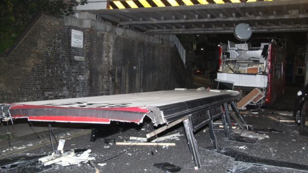 У Лондоні у ДТП потрапив двоповерховий автобус, є постраждалі (ФОТО) - фото 2