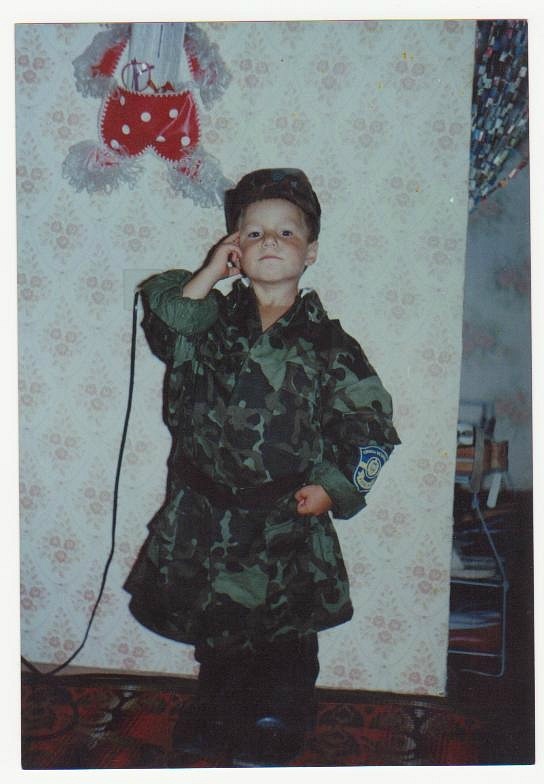 Дитячі фото наступника Мотороли: Пропаганда Кремля зробила звіра з донбаського хлопця - фото 1
