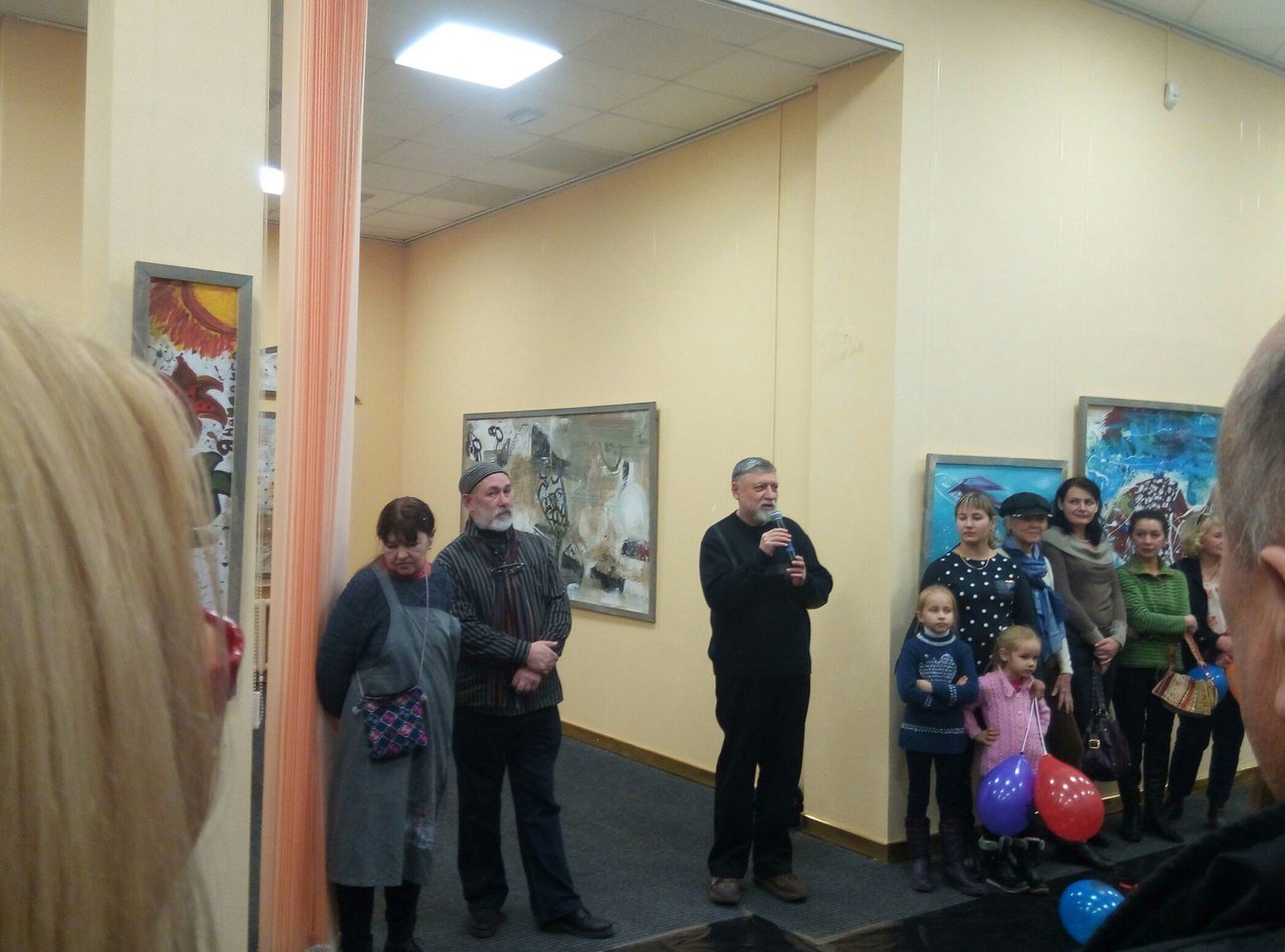 У Миколаєві на благодійній виставці "Малюємо світ разом" збирали кошти для хворих дітей