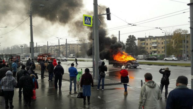 У Харкові посеред проспекту спалахнула тентована "Газель" (ФОТО) - фото 2