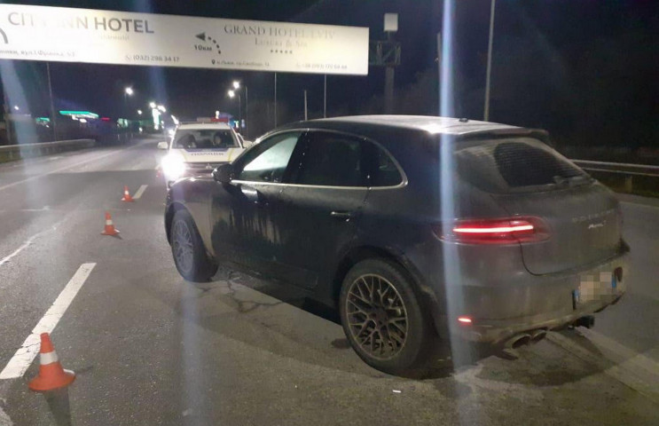 Біля Львова Porsche збив поліцейського (…