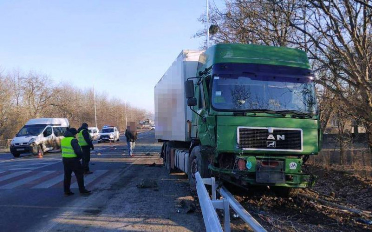 На Кам'янеччині вантажівка не розминулас…