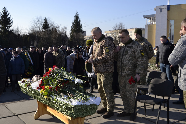 У Хмільнику попрощалися з померлим Героє…