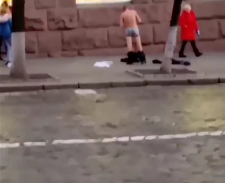 В Кропивницком полиция скрутила полуголо…