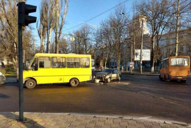 У Херсоні навпроти мерії сталася ДТП з м…