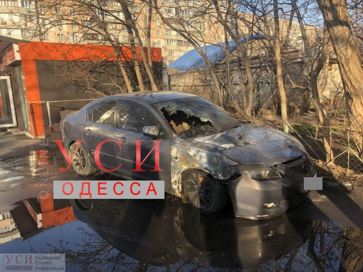 В Одесской области подожгли два автомоби…