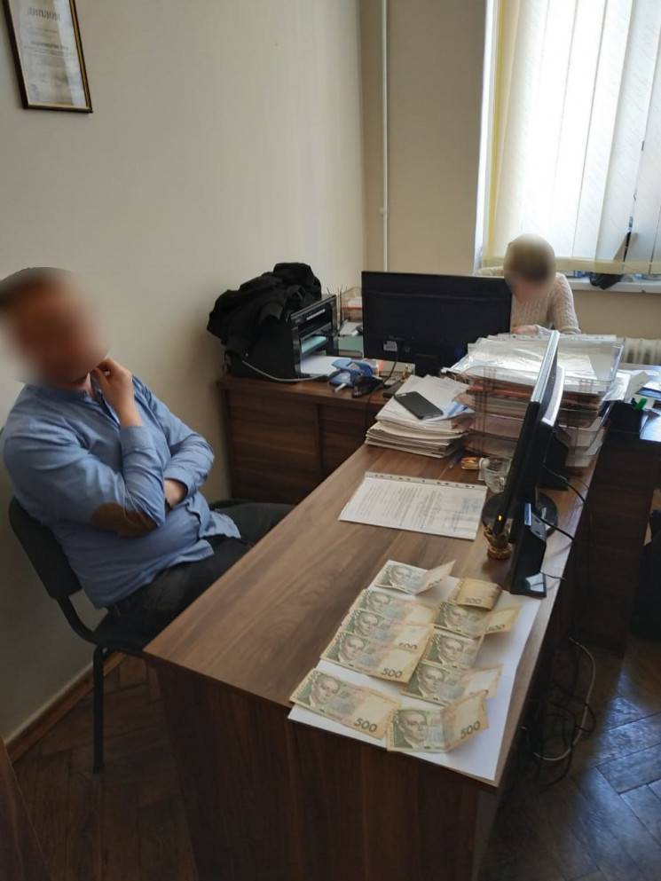 На хабарі погорів чиновник однієї з місь…