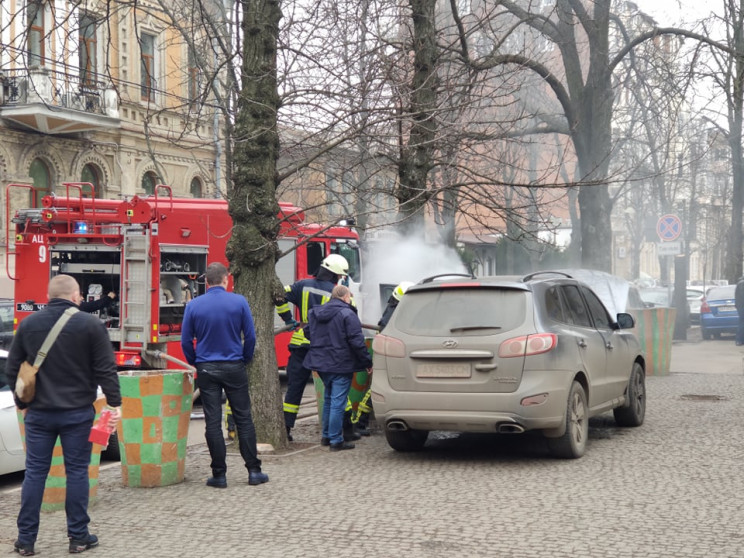 В центре Харькова загорелся джип…