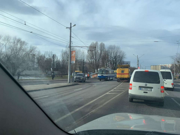 У Львові дві електроопори впали на троле…