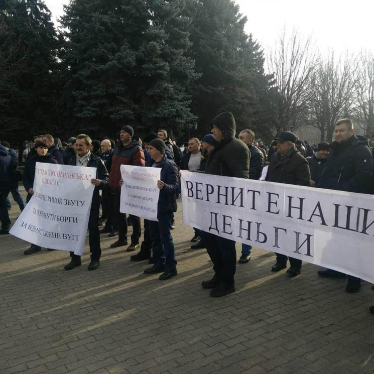 Возле Донецкой ОВГА митингуют шахтеры из…