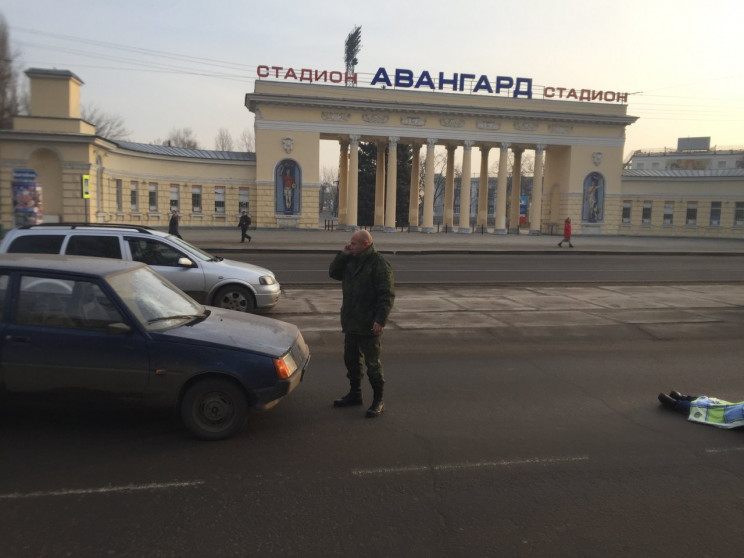 В Луганске боевик "ЛНР" на легковом авто…
