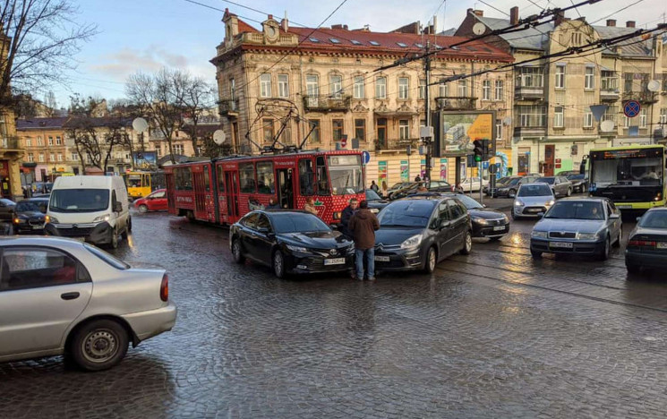 У Львові автомобілі зіткнулися на трамва…