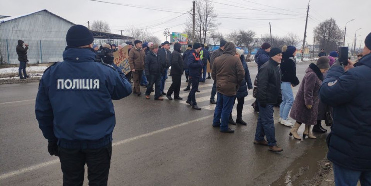 У Старокостянтинові перекрили дорогу…