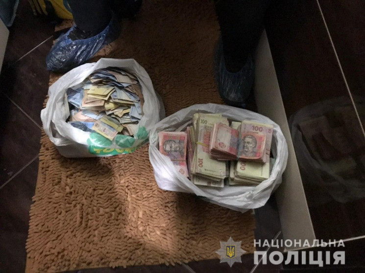 В Одесі обстріляли автівку інкасаторів т…