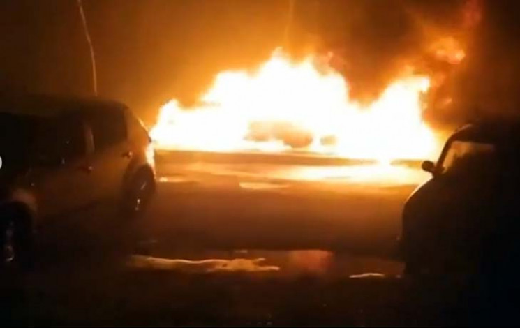 В Запорожье неизвестные сожгли автомобил…