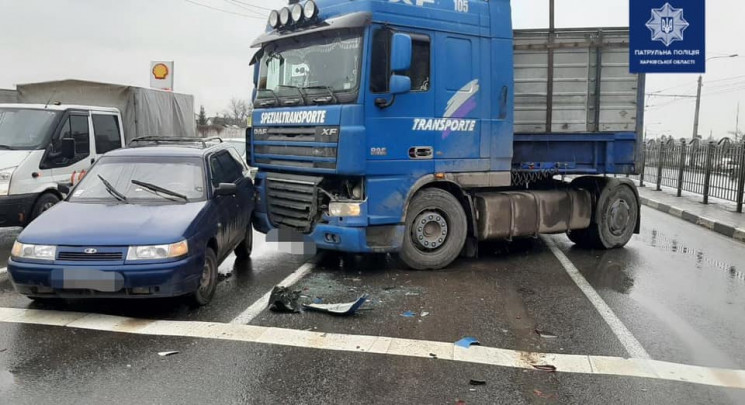В Харькове грузовик протаранил две легко…