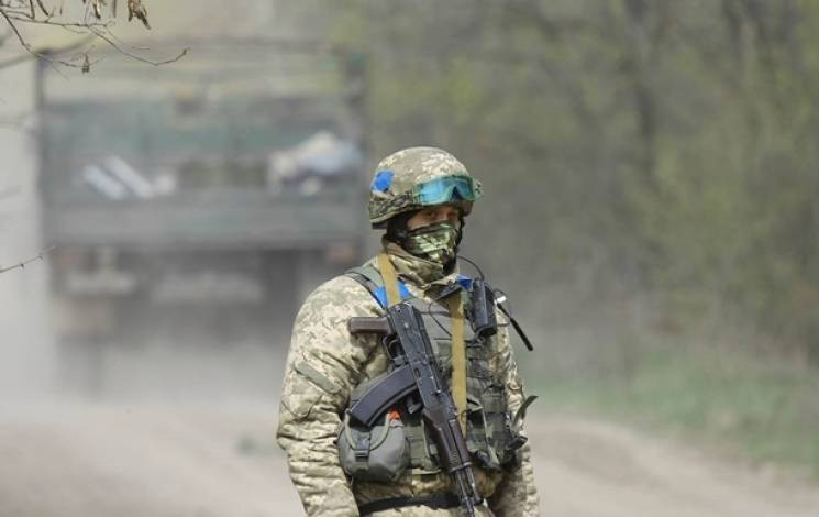 На Донбасі бойовики гатять поблизу п'яти…