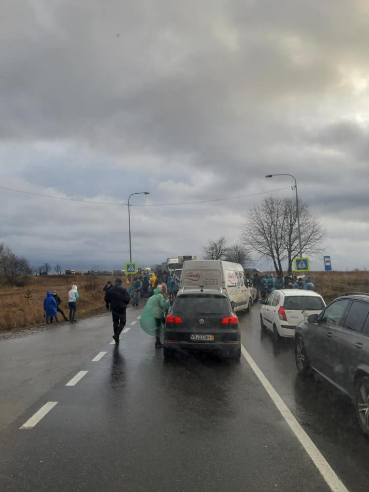 На Львівщині знову заблокували рух на тр…