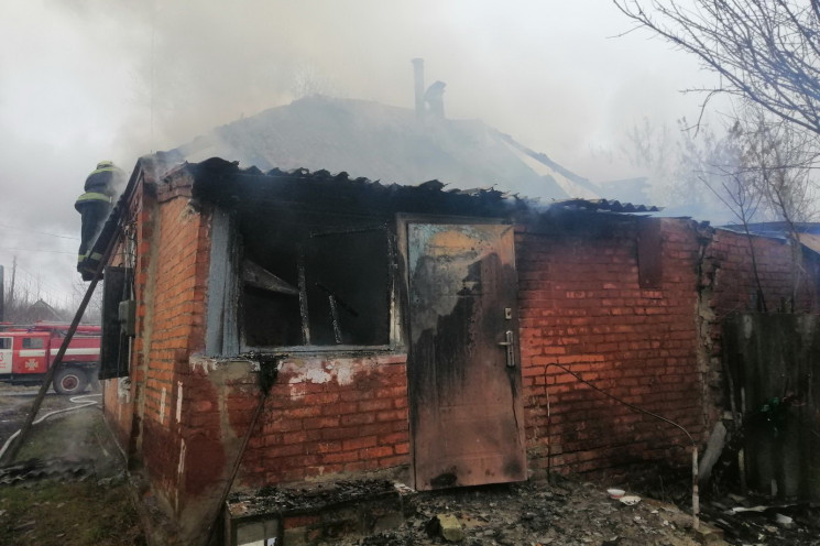 На Харківщині спалахнув приватний будино…