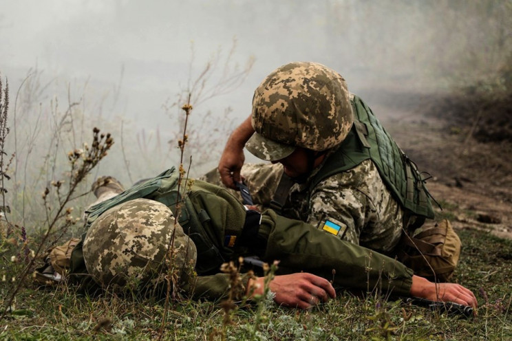 Война на Донбассе: Двое защитников получ…