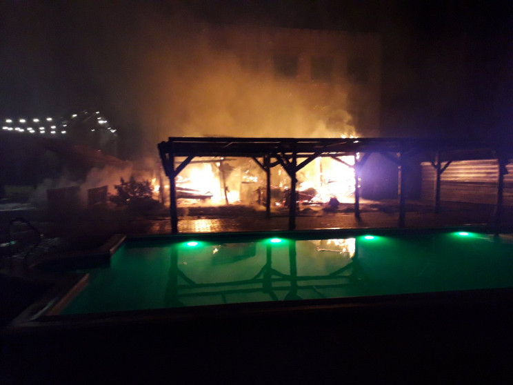 В Запорожье ночью сгорела частная баня…