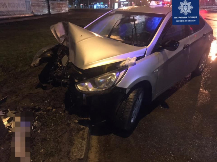 У Харкові водій Hyundai влетів у стовп:…