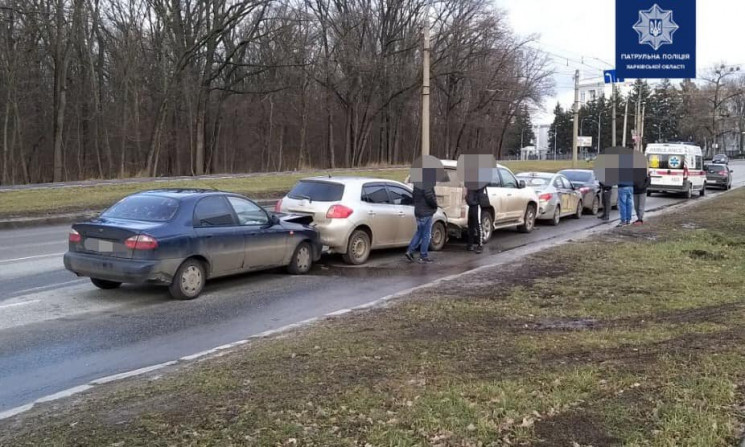 В Харькове перед светофором врезались пя…