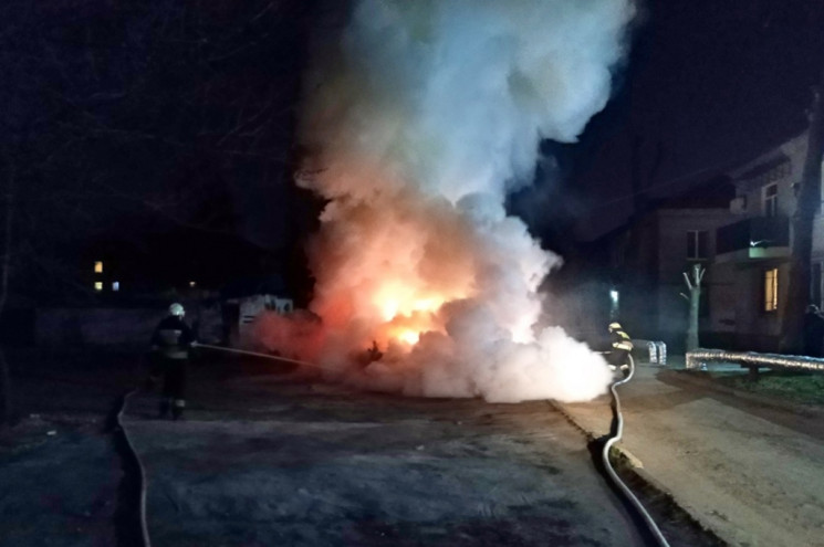 На Дніпропетровщині спалахнули дві автів…