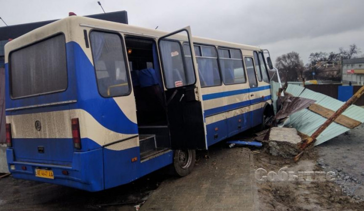 В Каменском автобус с детьми и мертвым в…