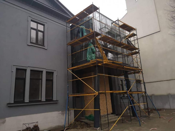У Львові демонтовують скляну добудову до…