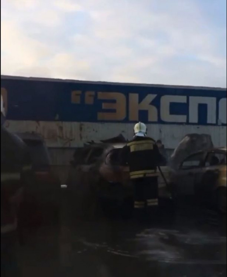 В Краснодарі на Сінному ринку згоріли тр…