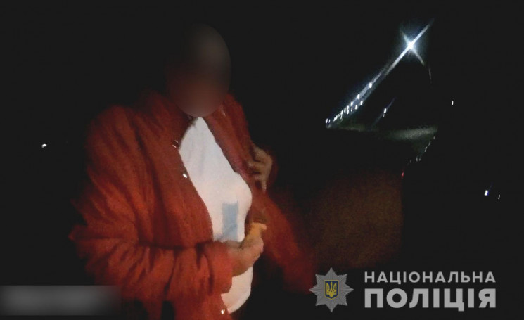 У Шостці жінка намагалась дати поліцейсь…