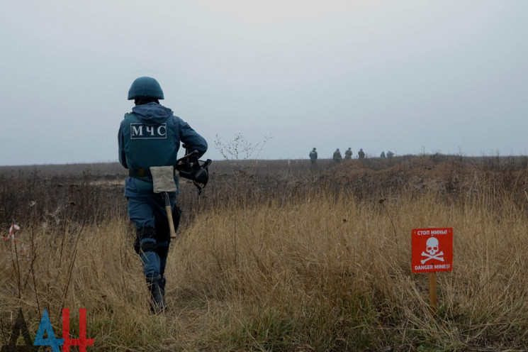 Бойовики замінували околиці селища під М…