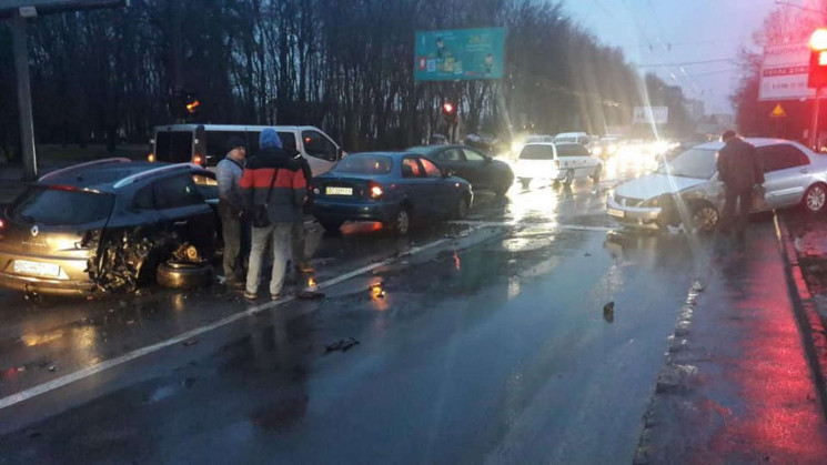 У Львові зіткнулися кілька автомобілів (…