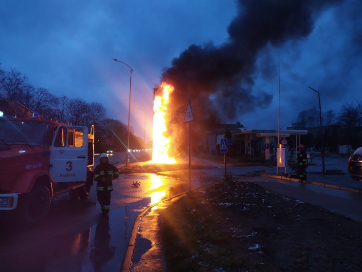 З’явилися подробиці пожежі на заправці у…
