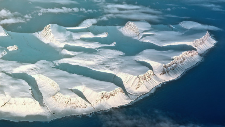 Ледники Гренландии начали таять в семь р…