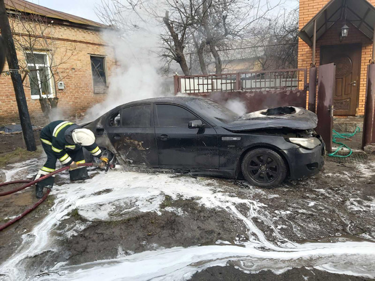 В Полтаве загорелся припаркованный во дв…