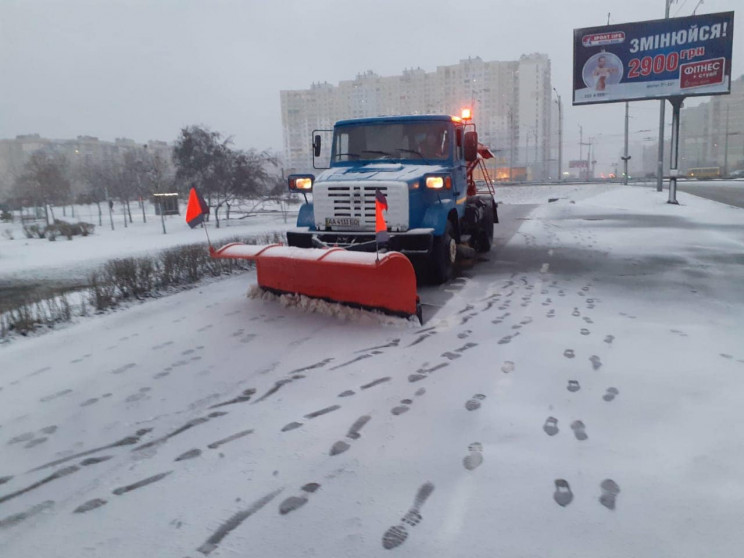 На дорогах столиці працюють майже 300 сн…