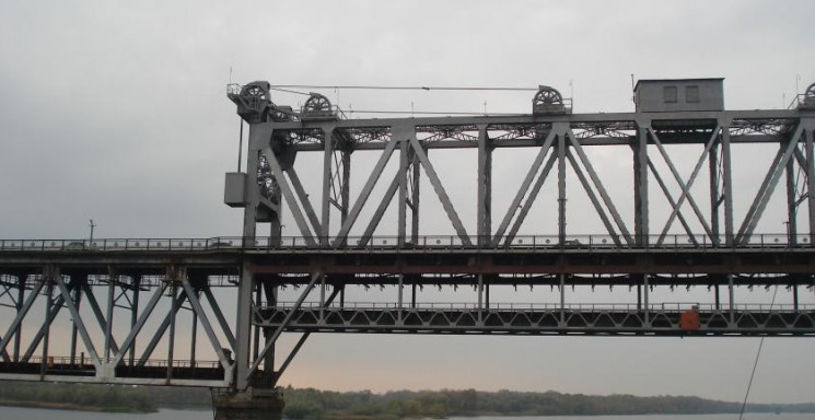 Міст через Дніпро варто будувати у Креме…
