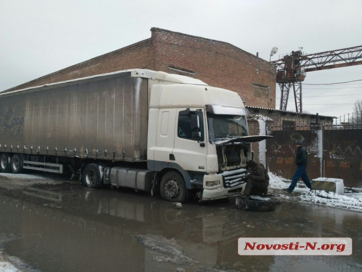 У Миколаєві вантажівка зламалася на ямах…