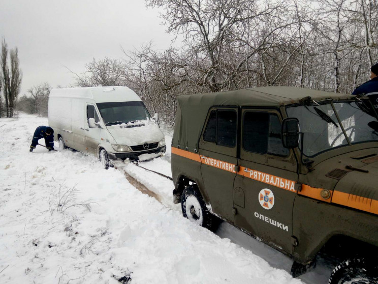 На Херсонщині в заметах застрягли два ре…