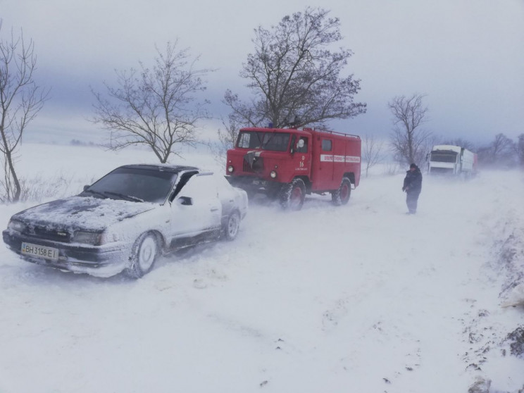 На Одесчине машины застревают в снежных…