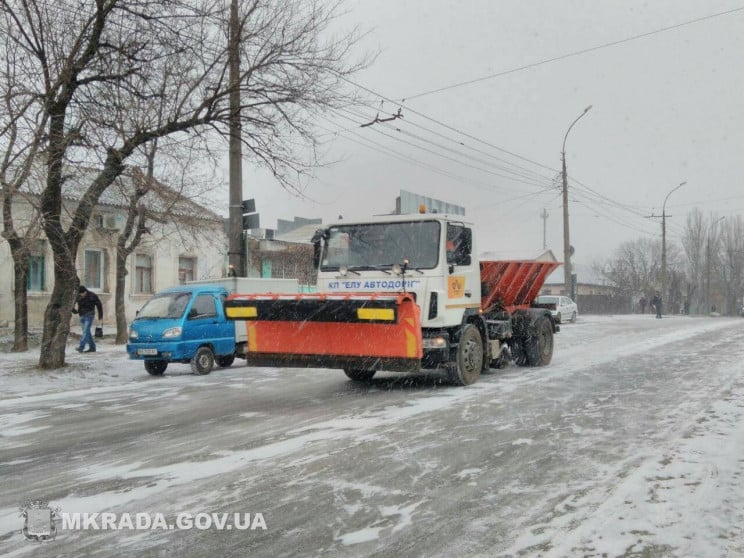 На дороги Миколаєва висипали тонни сольо…