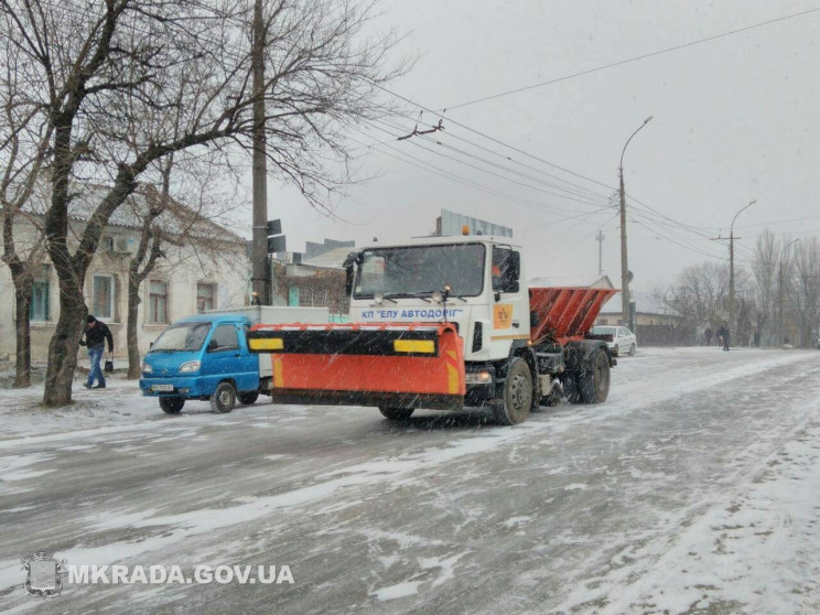 На дороги Миколаєва висипали тонни сольо…