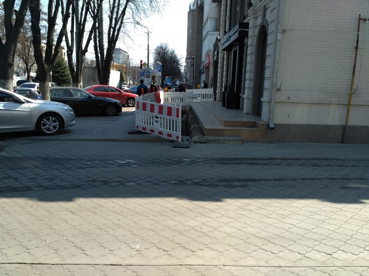 У центрі Дніпра розрили тротуар…