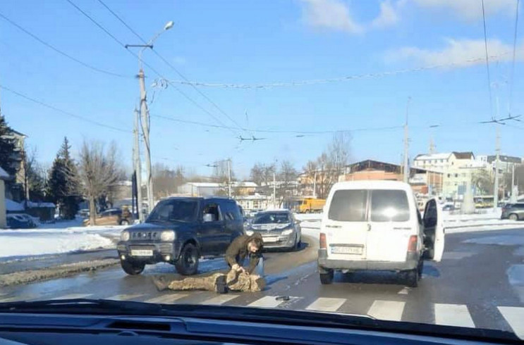 У Львові автомобіль збив чоловіка у каму…