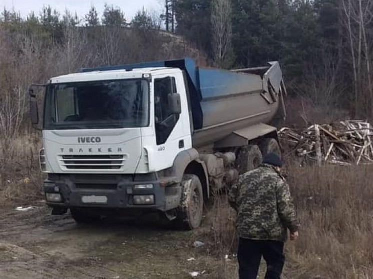 У ліс неподалік Полтави вантажівками вив…