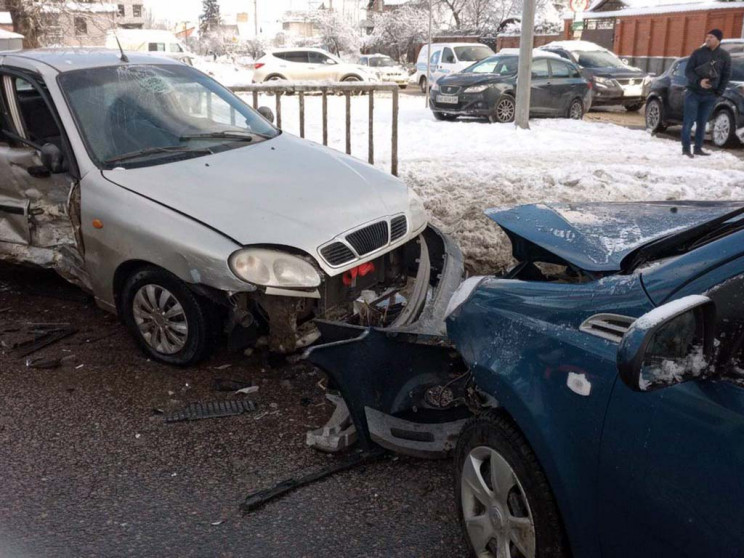 У Дніпрі легковий автомобіль протаранив…